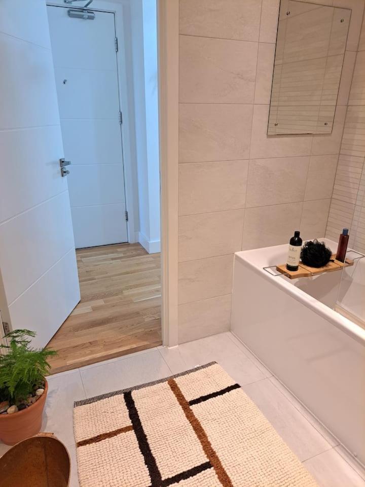 Cozy Double Room With Large En Suite Near Canary Wharf London With Amazing Views In A Shared Apartment Екстериор снимка