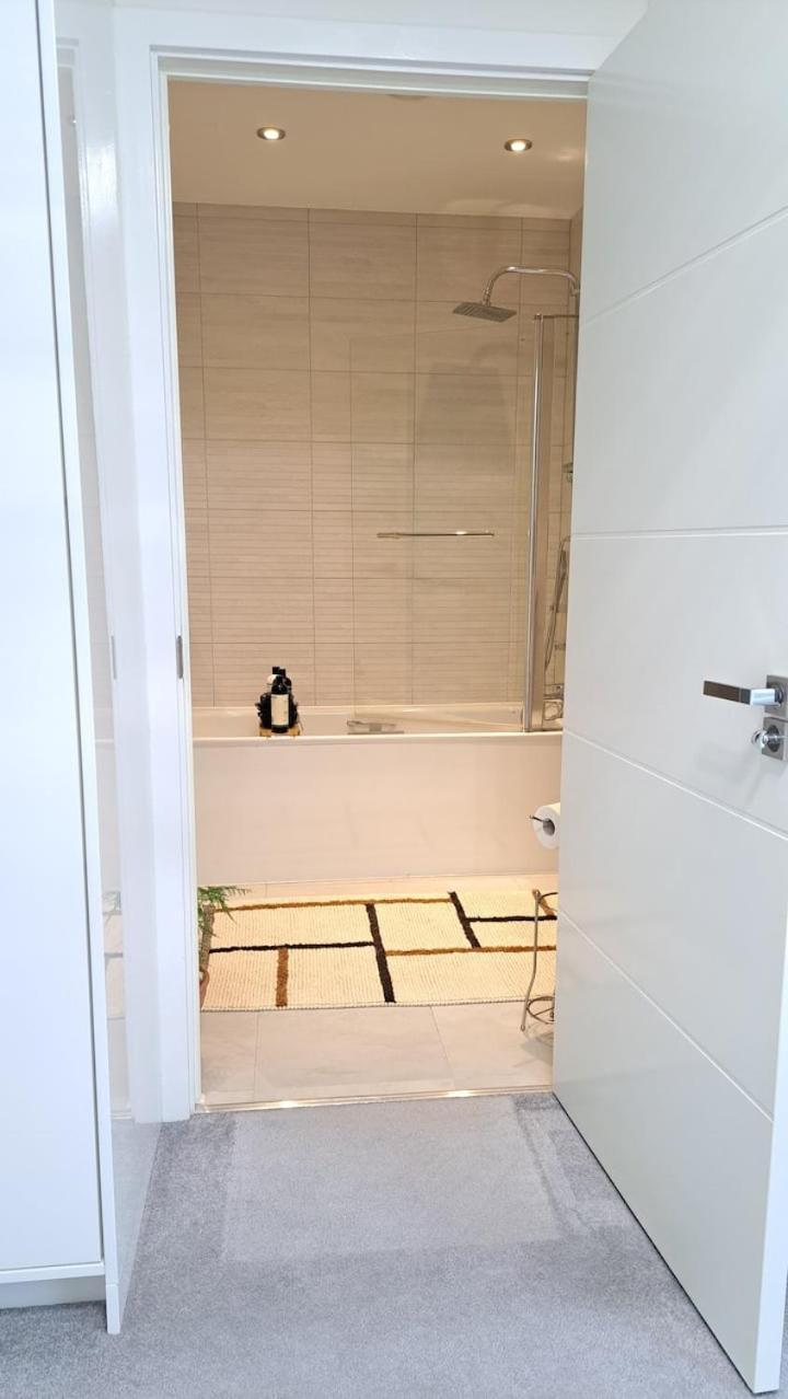 Cozy Double Room With Large En Suite Near Canary Wharf London With Amazing Views In A Shared Apartment Екстериор снимка