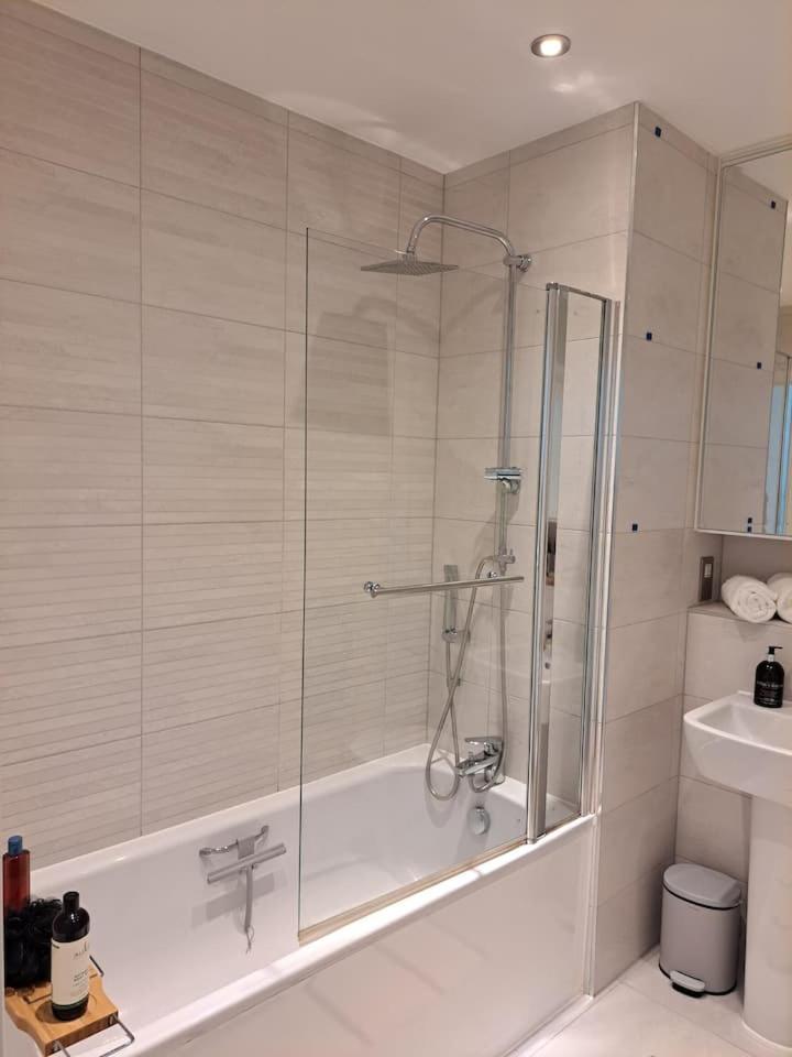 Cozy Double Room With Large En Suite Near Canary Wharf London With Amazing Views In A Shared Apartment Екстериор снимка